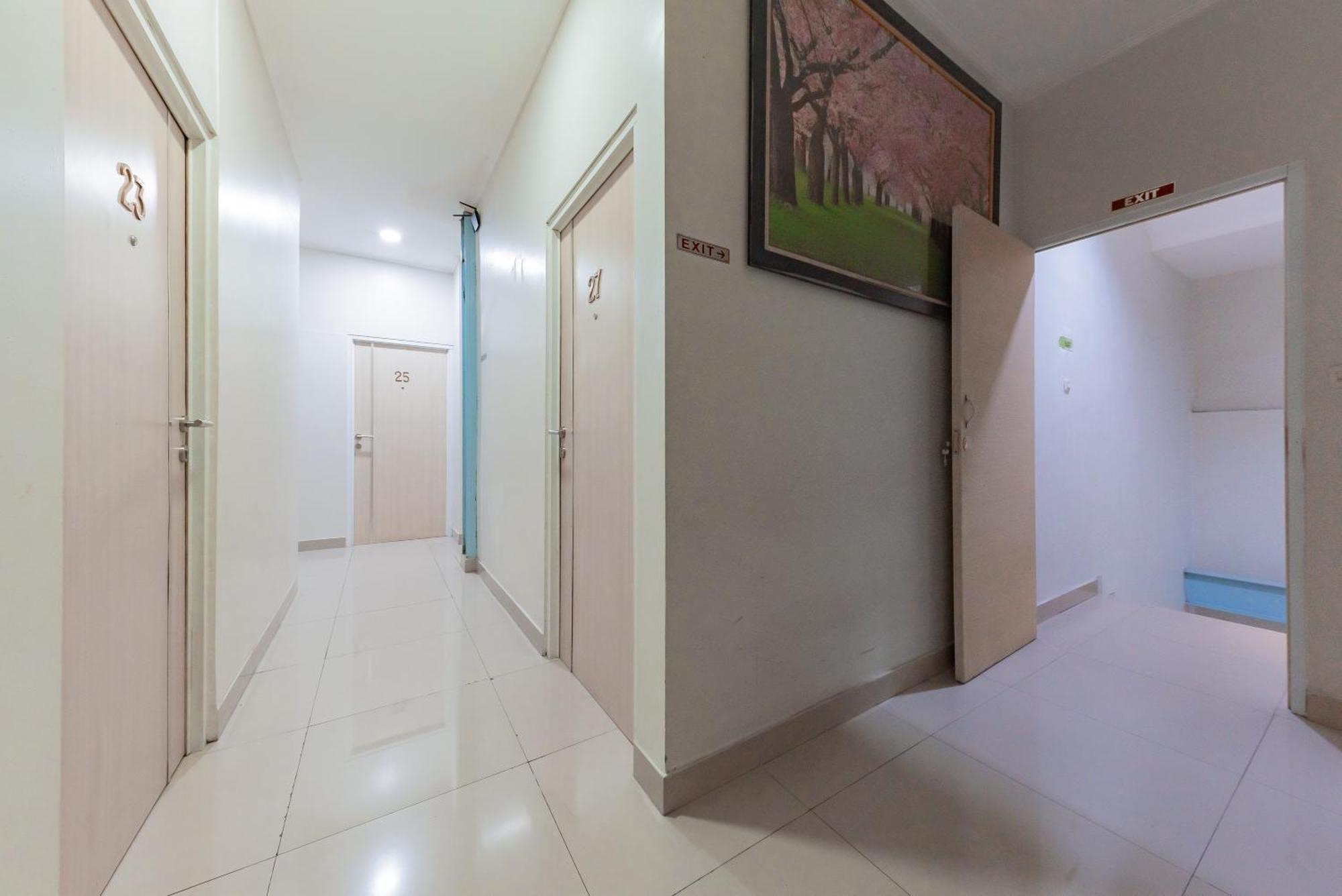 Hotel Reddoorz Near Pasar Baru