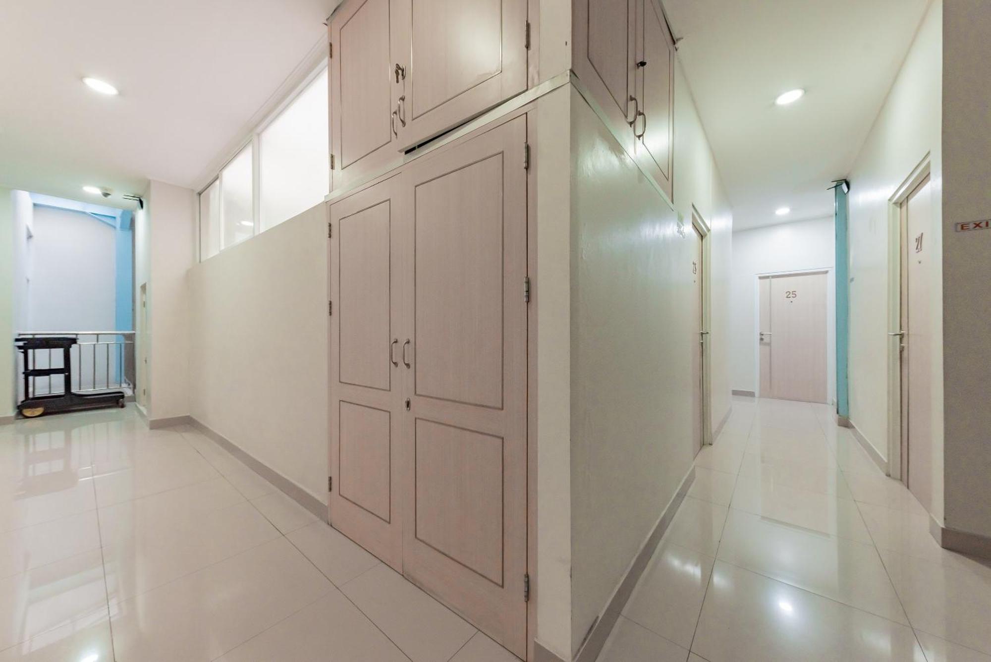 Reddoorz Near Pasar Baru Hotel