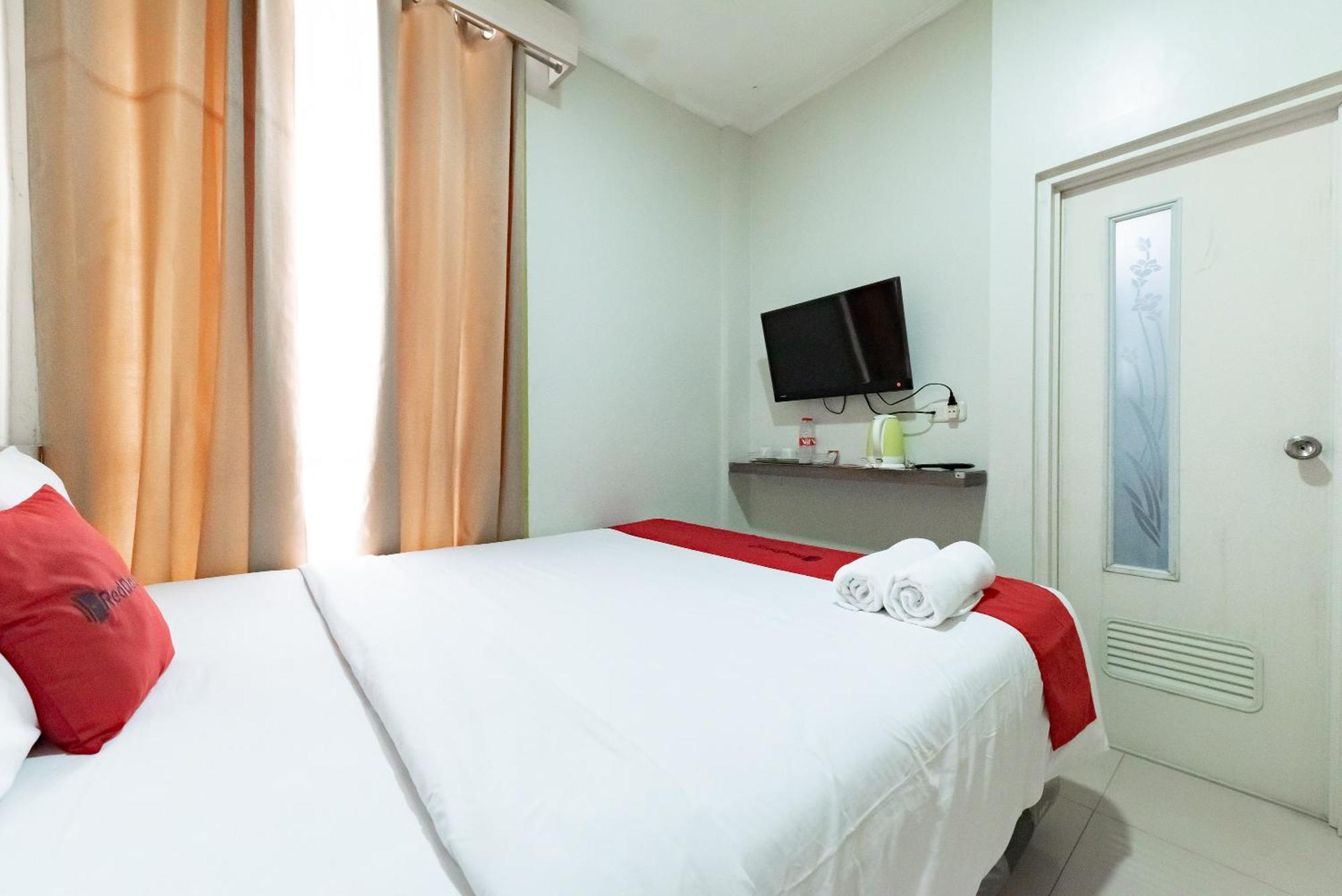 Reddoorz Near Pasar Baru Hotel
